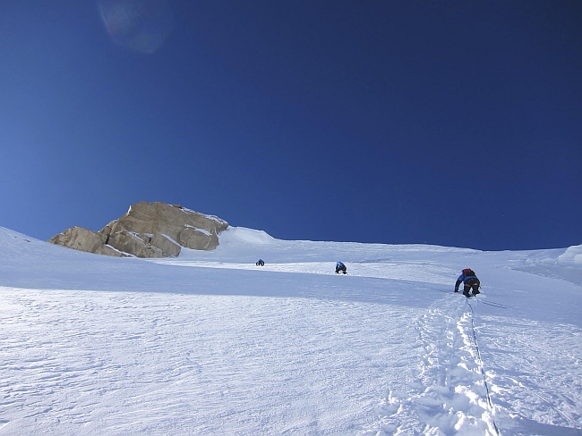 Снежное поле на последних 100 метрах  на маршруте "Theoreme de la Peine" на Латок II
