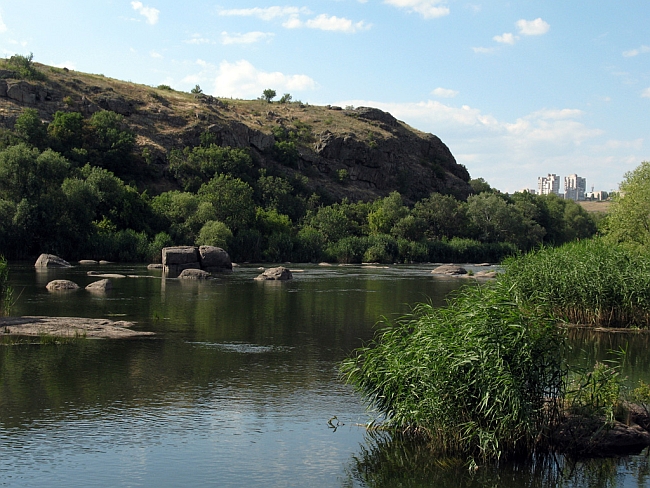 Река Южный Буг. В далеке видно город Южноукраинск