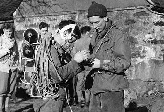 Майк Уэстмакотт (Mike Westmacott) тестирует горное кислородное оборудование на Tryfan peak 1953 год