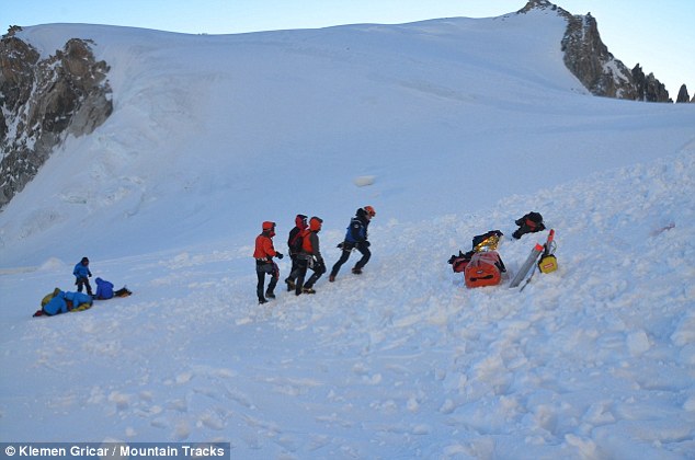 Спасработы на месте схода лавины склоне Мон-Моди (Monte Maudit, массив Монблан) 12 июля 2012 года