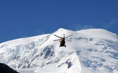 Вертолет спасателей на склоне  Мон-Моди (Monte Maudit, массив Монблан) 12 июля