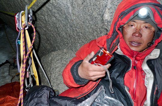 Yan Dongdong в бивуаке на высоте 5700 м на склонах Little Sister в ноябре 2009 года