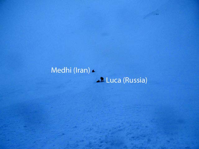 Вид с позиции Луи после лавины. Medhi и Luca в 200 метрах снизу. Фото Луи Руссо