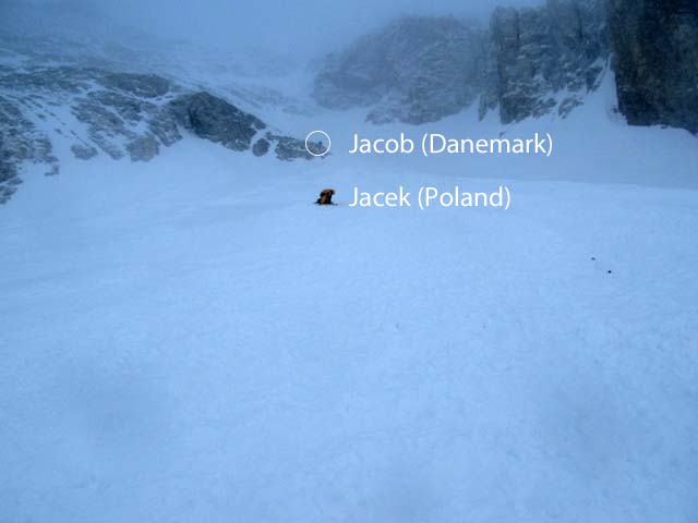 Вид с позиции Луи после лавины. Jacob остался на месте, Jacek упал на 150 метров. Фото Луи Руссо