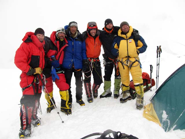 Команда выживших альпинистов: Rob, Medhi, Luca, Jacob, Louis, Jacek. Фото Луи Руссо