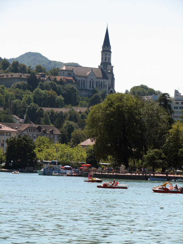 Городок Annecy на берегу одноименного альпийского озера.