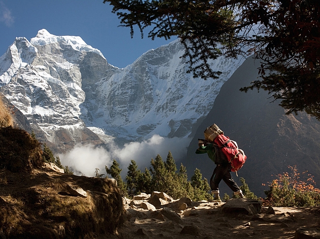 С сентября 2012 туристы и альпинисты посещающие Непал обязаны будут брать с собой шерпов