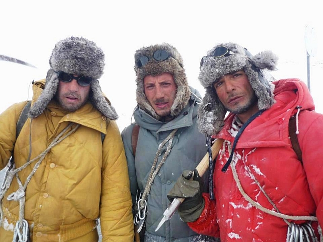 Актеры на съемках фильма "K2-La montagna dItalia"  Massimo Poggio, Michele Alhaique и Marco Bocci