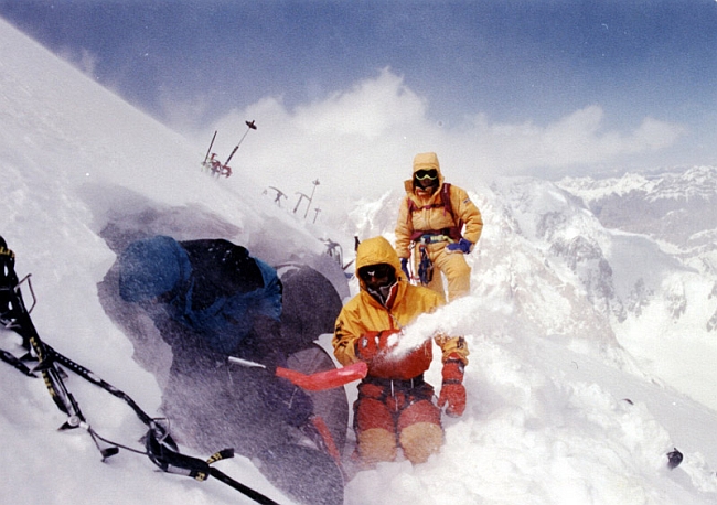 Лагерь 3 (7300м). откапывание палаток после снегопада