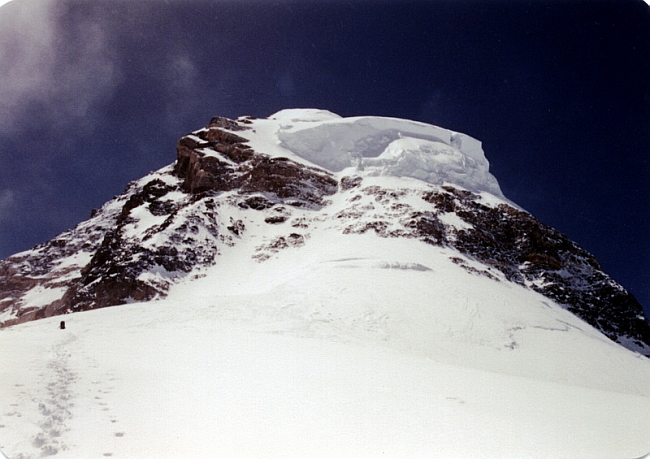Вершинная башня К-2 с нависающим ледником