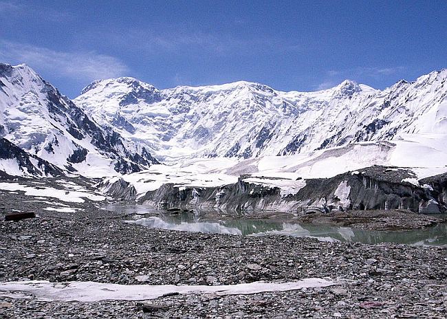 пик Победы (7439 метров). Вид из базового лагеря