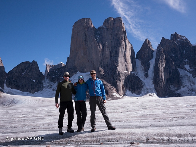 Инес Паперт, Джон Волш и Джошуа Лавин (Ines Papert, Jon Walsh и Joshua Lavigne) на фоне горы Mount A