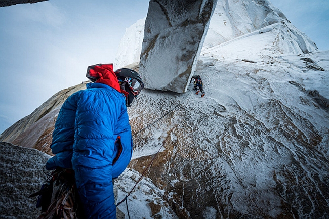Stephan Siegrist страхует Ralf Weber лезущего по маршруту  "Exocet" в на вершину Cerro Stanhardt