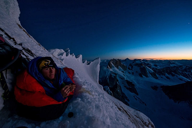 Стефан Сегрист (Stephan Siegrist) в бивуаке на  Cerro Stanhardt на фоне заката