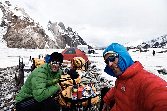 Hervé Barmasse и Daniele Bernasconi на леднике Biafo