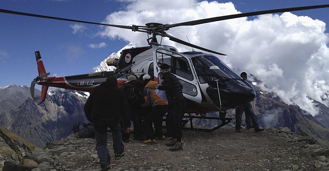 Трагедия на Манаслу: раненых доставляют вертолетом в безопасное место