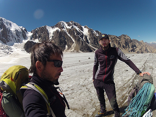 Jarek Skowron и Grzegorz Kukurowski на фоне ледника Чулактор и вершины 5025м