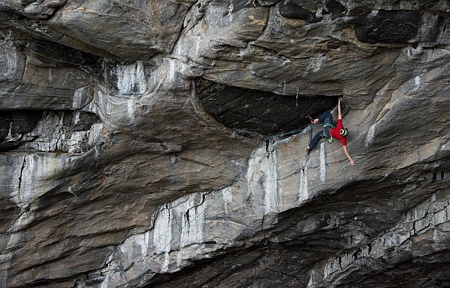 Адам Ондра (Adam Ondra) на маршруте Odin eye 8c+, в пещере Hanshelleren, Flatanger, Норвегия