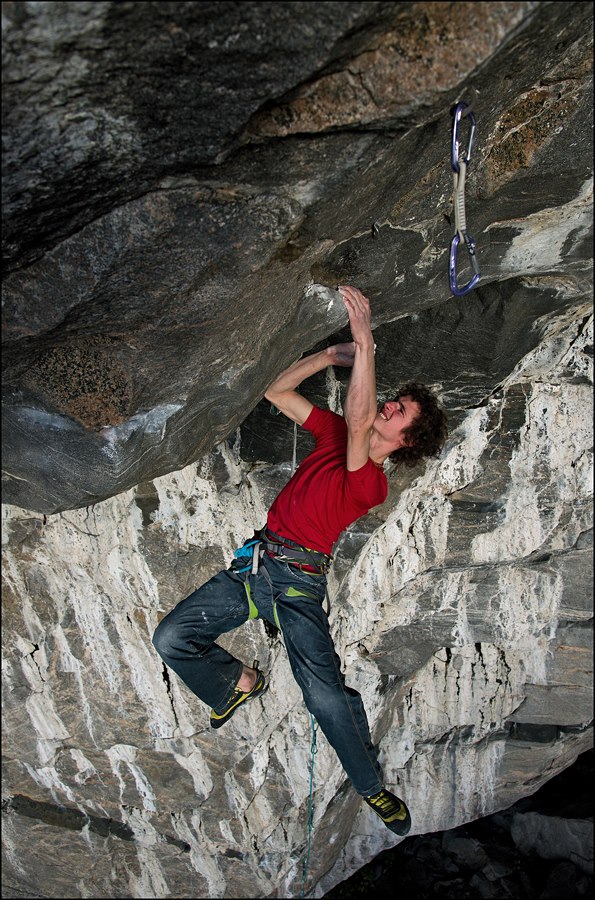 Adam Ondra: на сложнейшем движении нового маршрута "The Change" 9b+ , Hanshelleren cave