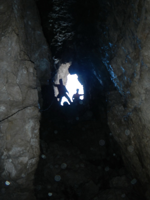 Вход в пещеру Илюхинская.