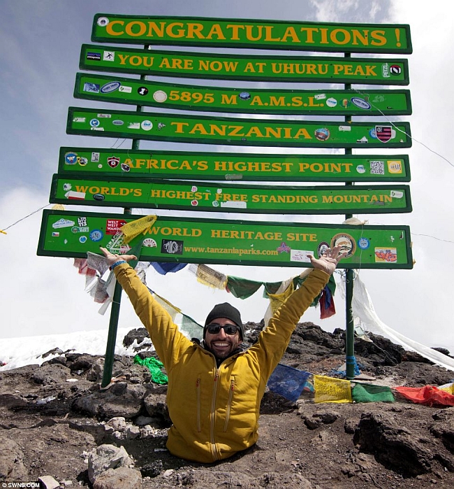 Спенсер Вест (Spencer West) на вершине Килиманджаро