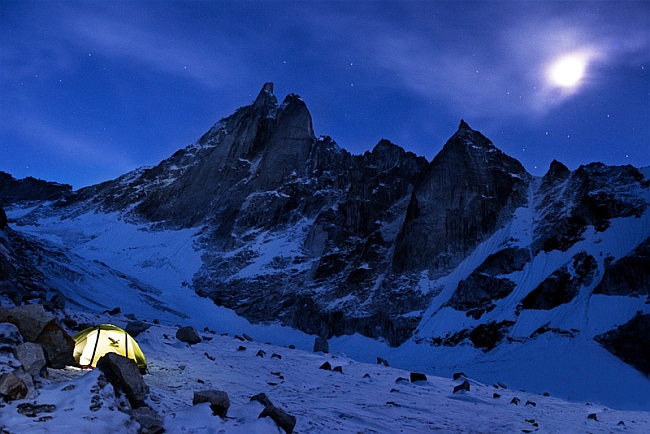 базовый лагерь у вершины Spire Arwa (6193 м)