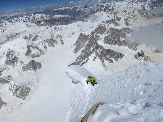Фото с вершины Ogre. Hayden Kennedy перелазит через последний снежник