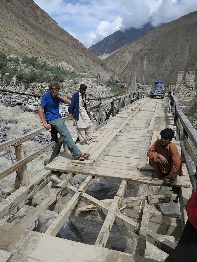Hayden Kennedy и Kyle Dempster на пути к деревне Askoli. путь преграждает разрушенный мост