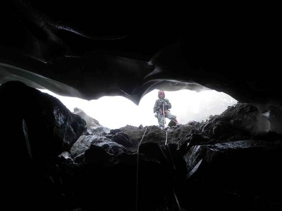 Самая большая ледяная пещера в Альпах - "Effimera". 30-и метровый входной колодец