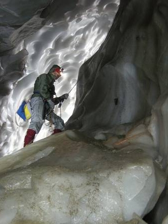 Самая большая ледяная пещера в Альпах - "Effimera". внутри пещеры