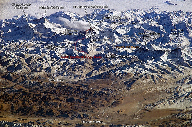 Горный массив Гималаев у Эвереста