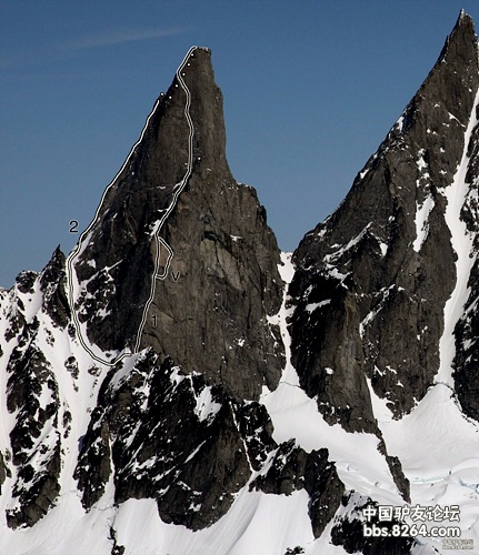 Burkett Needle (3049 м, Аляска). Маршрут Sebastien Foissac и Lionel Daudet под номером 1