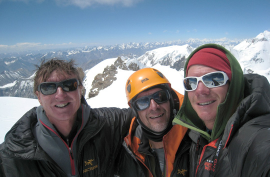 Mark Richey, Steve Swenson и Freddie Wilkinson на вершине Saser Kangri II (7518m)