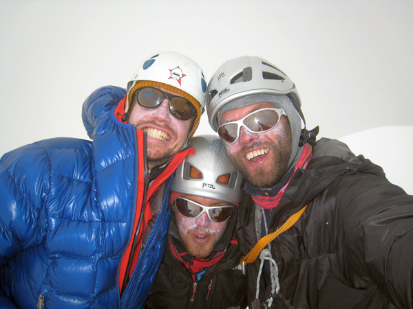 На вершине Xuelian: Peter Juvan (34), Igor Kremser (23) and Ales Holc (35)