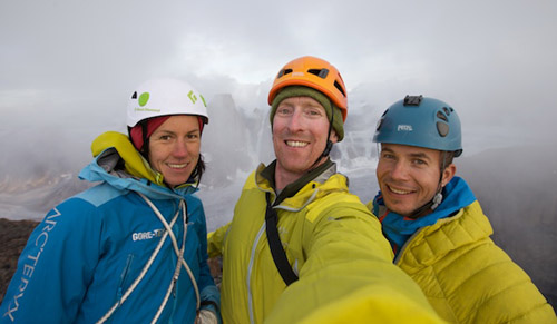 Инес Паперт, Джон Уолш и Джош Лавин на вершине горы Асгард .