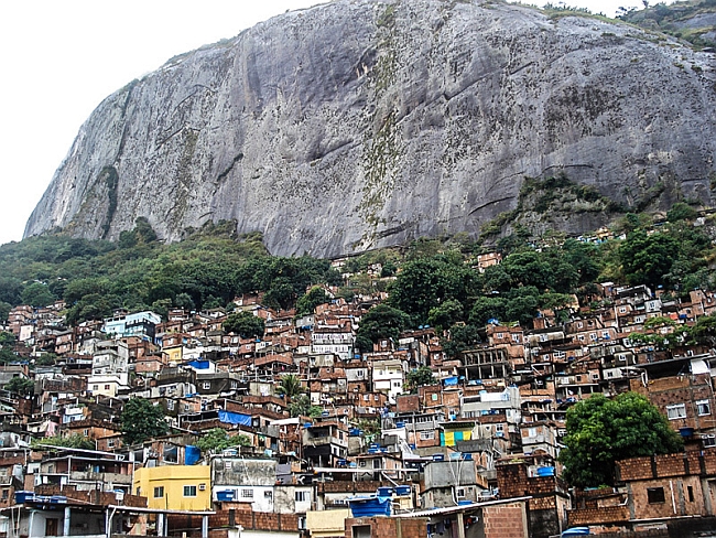 Фавела Rocinha. Вид на Северную стену горы "Two Brothers", Rio de Janeiro, Brazil