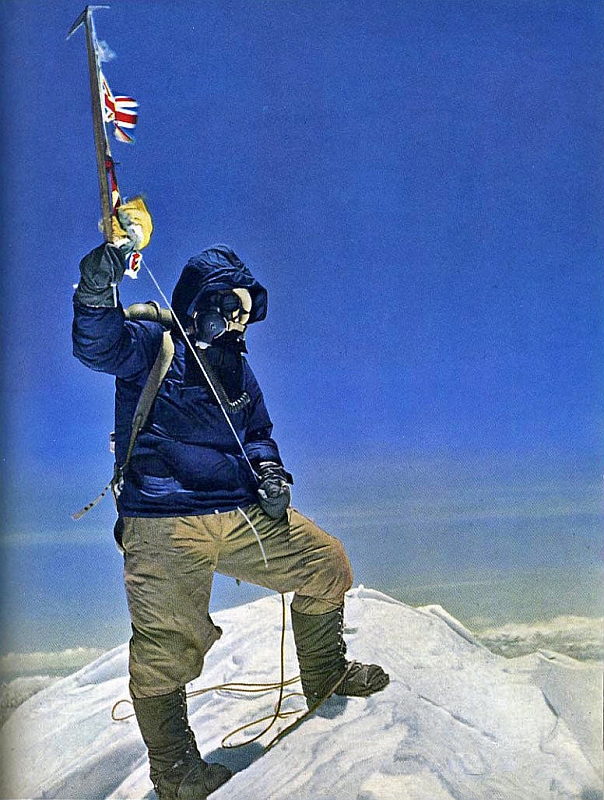 Тенцинг Норгей (Tenzing Norgay) на вершине Эвереста в 1953 году