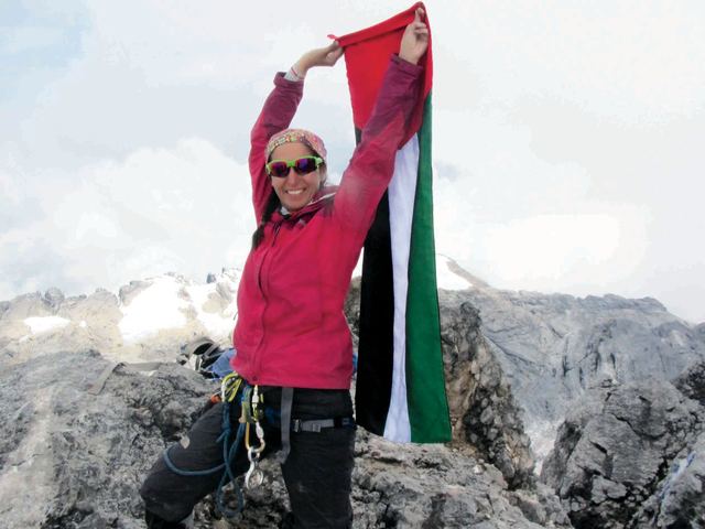 Сюзанна Аль Хоуби (Suzanne Al Houby) на вершине Пунчак Джая (Puncak Jaya)