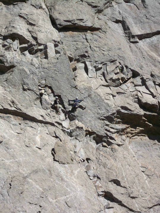 Ian Faulkner на 11-ой веревке маршрута "Dreaming Spires" на Западной стороне пика Котина (4520 м)