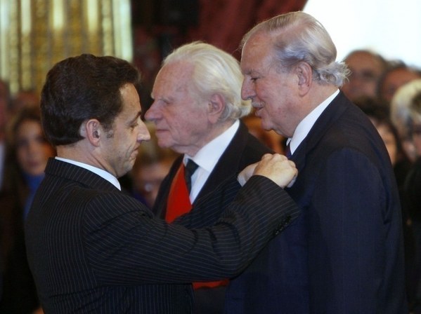2011. Президент Шаркози вручает орден Почетного легиона