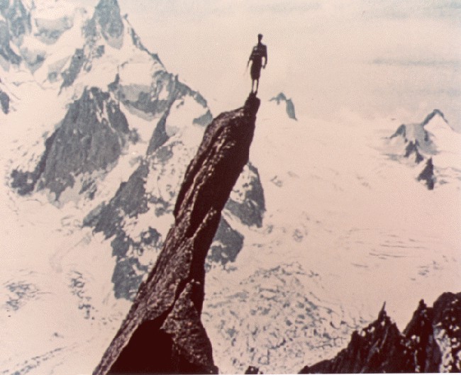 фото Гастона Реббуфа (Gaston Rébuffat) стоящий на вершине пика Aiguille de Roc
