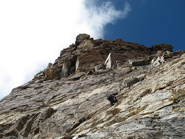 Michal Apollo в середине скального участка на вершину  Forgotten Peak