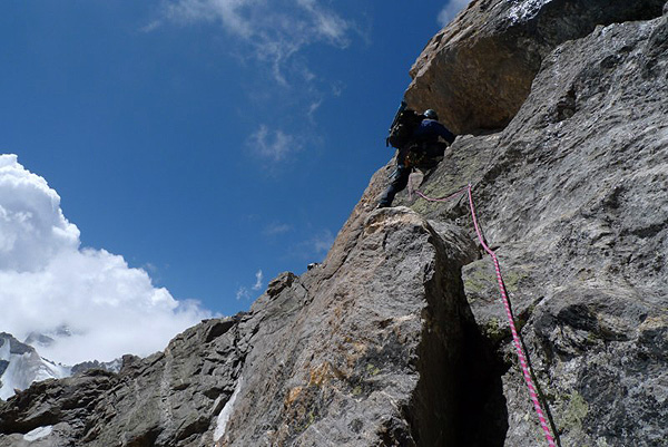 Marek Zoladek идет следом по скальному участку на вершину  Forgotten Peak