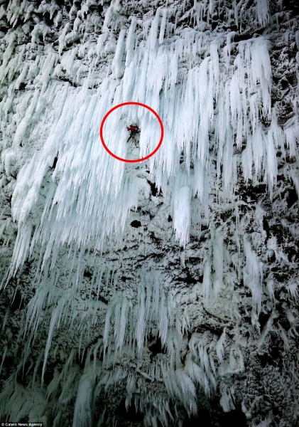Маршрут "Spray On" на потрясающем ледопаде Helmcken Falls