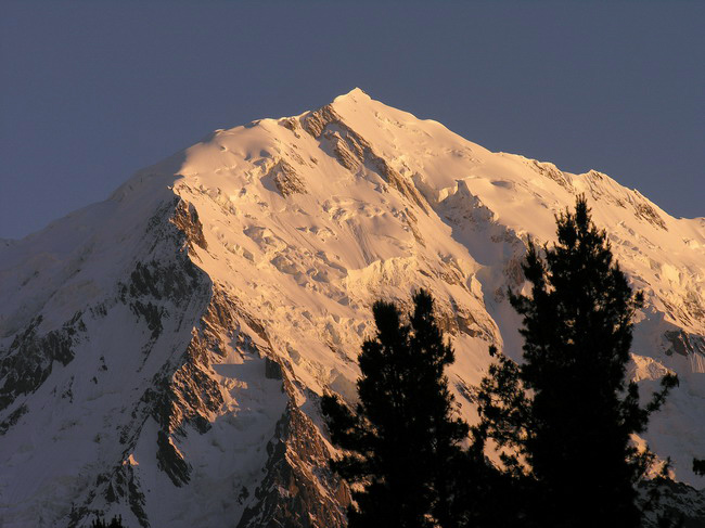 Пик Ганало (Ganalo Peak) высотой 6608 м.