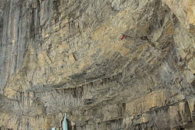  маршрут "Nophobia in the Ghost" сложности М11, расположенный на сводах пещеры в Canmore, Альберта.