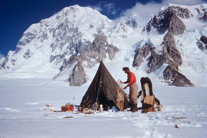 Фред Бэки  (Fred Beckey)  в палаточном базовом лагере на горе Hunter, 1954 год