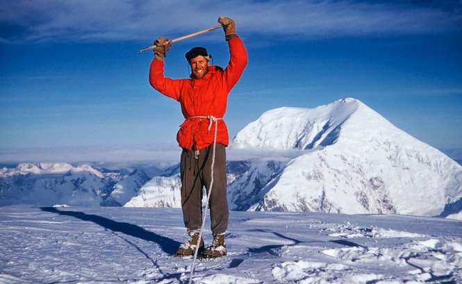 Фред Бэки  (Fred Beckey)  на вершине горы  Hunter, 1954 год