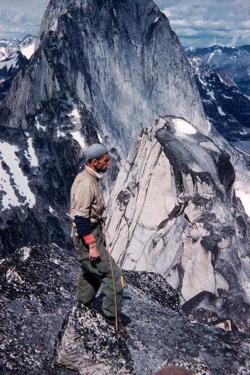 Фред Бэки  (Fred Beckey)  на вершине Snowpatch Spire, горная система Bugaboo, Британская Колумбия, первовосхождение по Восточному склону с Hank Mather, 1954 год