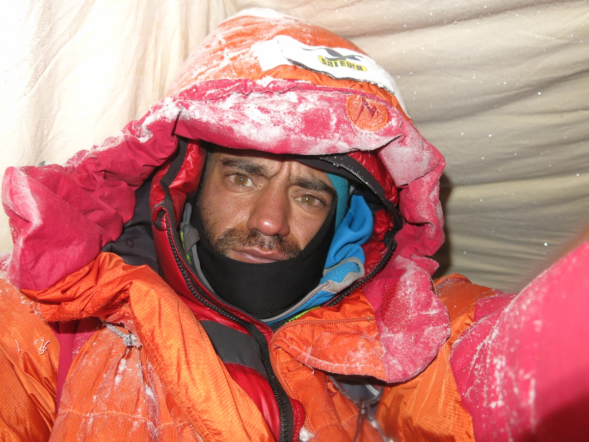 Даниэль Нарди (Daniele Nardi) в бивуаке на 6000 м.